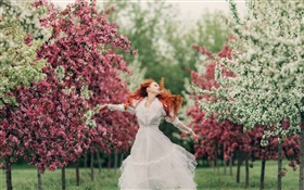 cabelo vermelho menina dança, flores, árvores, primavera, bokeh HD Papéis de Parede