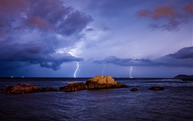 Mar, relâmpago, tempestade, pedras, noite, nuvens HD Papéis de Parede