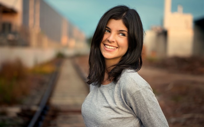 Sorriso menina, cabelo preto, ferroviária, bokeh Papéis de Parede, imagem