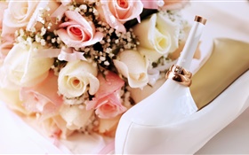 Os anéis de casamento, rosa flores, saltos