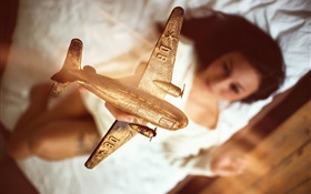 modelo de avião, dourado, menina