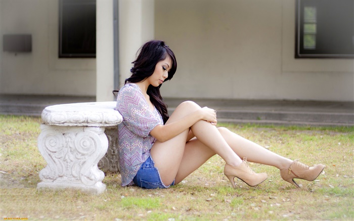 Menina asiática que senta no chão, pernas bonitas Papéis de Parede, imagem