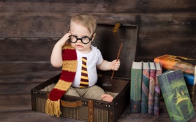 Little Boy bonito, mala de viagem, livros, óculos HD Papéis de Parede