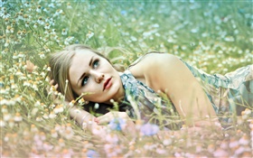 Menina deitada na grama, flores silvestres HD Papéis de Parede