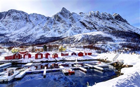 Noruega no inverno, neve, baía, montanhas, casas, barcos