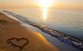 praia de areia, mar, sol, coração do amor em forma