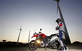 BMW R1200 GS motocicleta, motoristas, pôr do sol, moinhos de vento HD Papéis de Parede