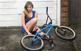menina vestido azul, bicicleta HD Papéis de Parede