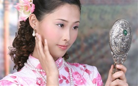 Cheongsam menina usar o espelho, China, Asiático HD Papéis de Parede