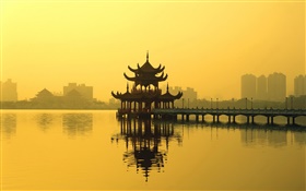 Paisagem chinesa, um pavilhão, lago, crepúsculo