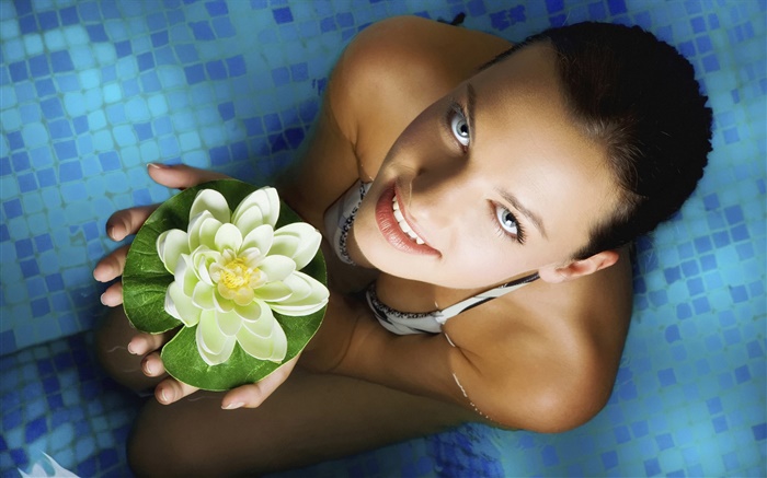 Menina de flor de lírio de água segurando Papéis de Parede, imagem