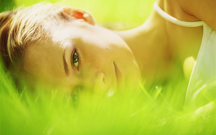 Menina colocada na grama, verde Papéis de Parede, imagem