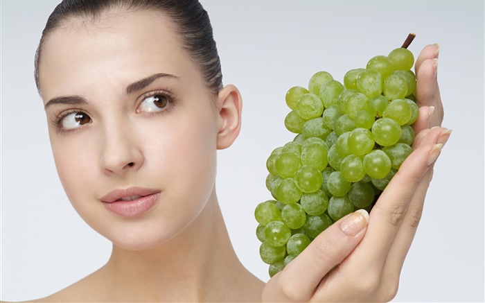 Menina com uvas verdes Papéis de Parede, imagem
