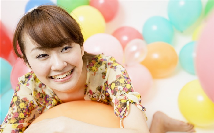 A menina asiática feliz, balões coloridos Papéis de Parede, imagem