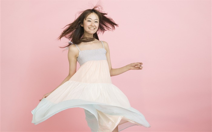 A menina asiática feliz, fundo rosa Papéis de Parede, imagem