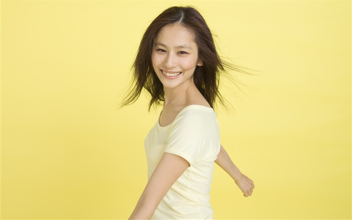 A menina asiática feliz, fundo amarelo Papéis de Parede, imagem