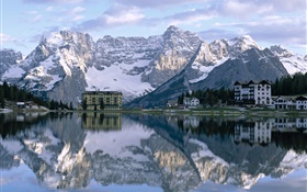 Lago, casas, montanhas, reflexão da água HD Papéis de Parede