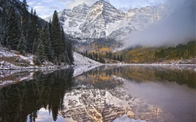 Manhã, nevoeiro, lago, montanhas, reflexão da água