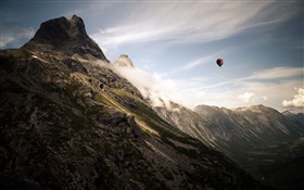 Montanhas, nuvens, balão de ar quente