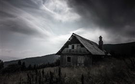 Noite, casa de madeira velha, estilo branco preto