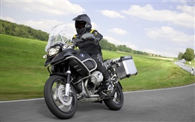 Montando BMW R1200 GS motocicleta preta