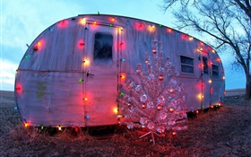 Casa simples, luzes do feriado, árvore de Natal