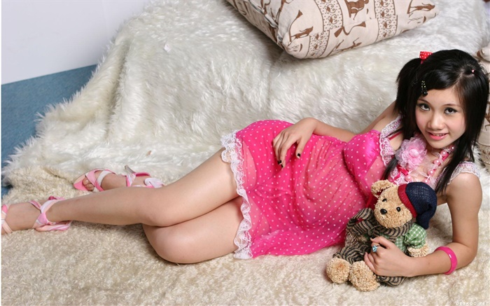 Sorriso vestido rosa menina asiática, cama, brinquedo Papéis de Parede, imagem