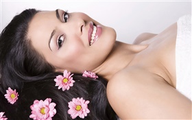 mulher sorriso, flores cor de rosa, cabelo, tema SPA HD Papéis de Parede
