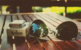 Natureza-Morta, isqueiro, cigarro, óculos de sol
