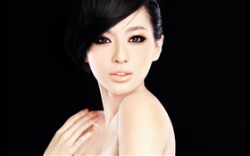 Menina modelo asiática, rosto, olhos, mãos, fundo preto