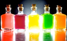 garrafas coloridas, cinco cores diferentes, luz