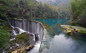 Croácia, Parque Nacional de Plitvice, floresta, pedras, árvores, cachoeira