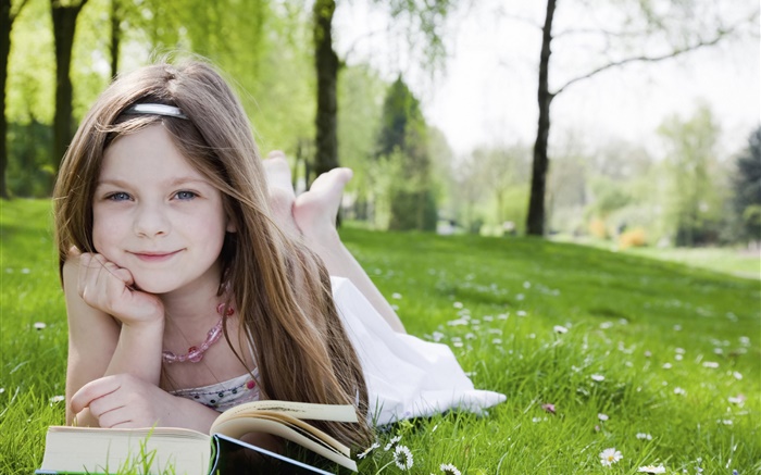 Menina bonito na grama, ler o livro Papéis de Parede, imagem