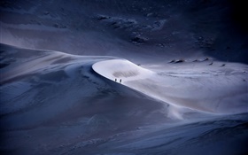 Deserto, duas pessoas, crepúsculo HD Papéis de Parede
