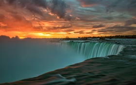 Niagara Falls no por do sol, nuvens, Canadá