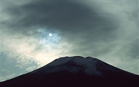 Opinião da noite de Monte Fuji, lua, nuvens, Japão