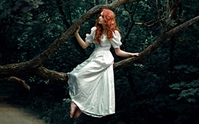 A menina de cabelo vermelho, vestido branco, floresta, árvore