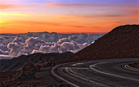 Estrada, montanhas, céu vermelho, nuvens, pôr do sol HD Papéis de Parede
