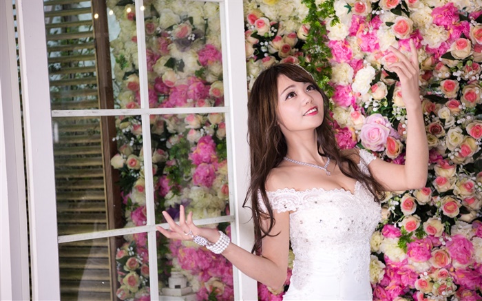 Sorriso asiático da menina, vestido branco, flores fundo Papéis de Parede, imagem