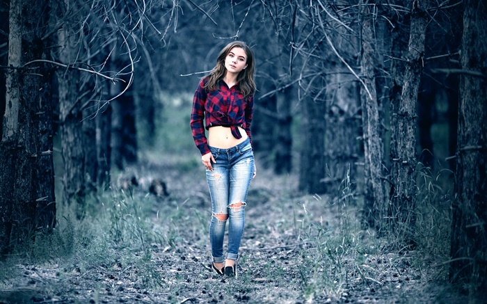 Rapariga na floresta misteriosa, caminhada, calças de brim, barriga, camisa Papéis de Parede, imagem