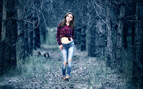 Rapariga na floresta misteriosa, caminhada, calças de brim, barriga, camisa
