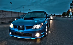 Carro azul Subaru à tarde