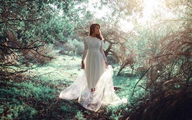 menina vestido branco na floresta, sol, brilho