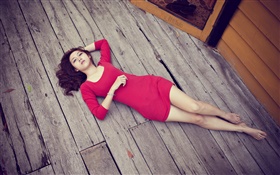 Menina asiática que encontra no assoalho de madeira, vestido vermelho HD Papéis de Parede
