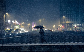 Cidade da noite, luzes, inverno, neve, ponte, pessoas, guarda-chuva