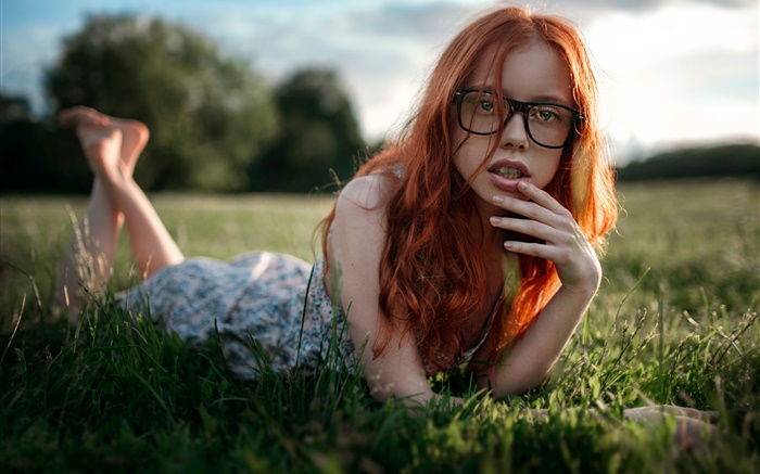 cabelo vermelho da menina deitada grama, óculos Papéis de Parede, imagem