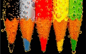 lápis colorido, gotas de água