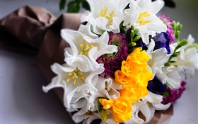 Bouquet flores, tulipas brancas e amarelas