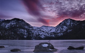 Lago, montanhas, pedras, crepúsculo