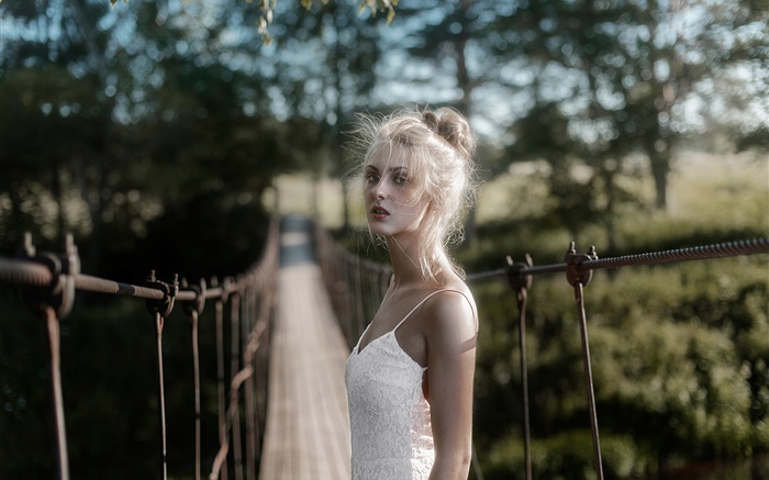 Vestido branco menina loira na ponte Papéis de Parede, imagem